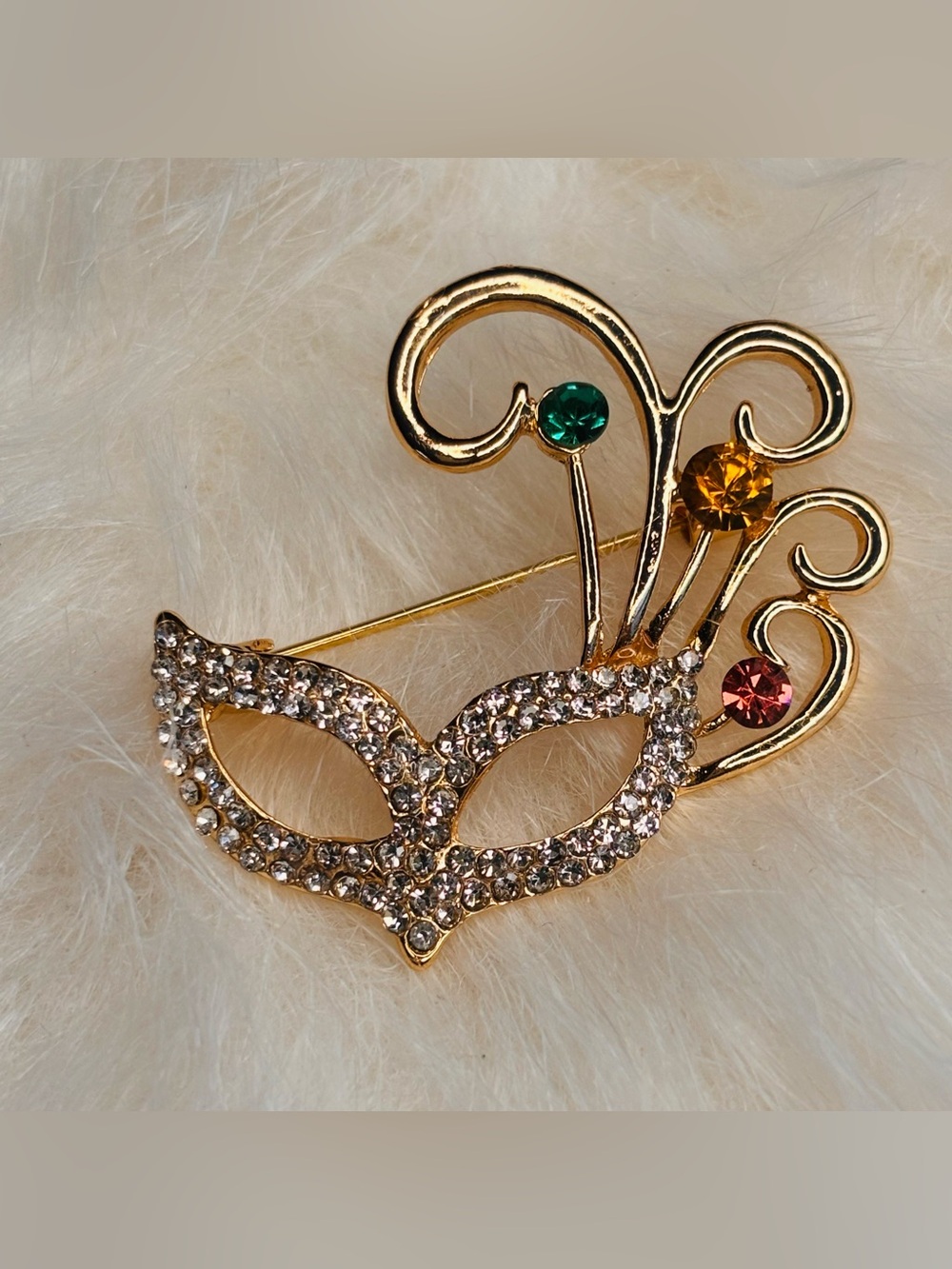 🎭 Rhinestone Masquerade Mask Brooch – Gold Tone